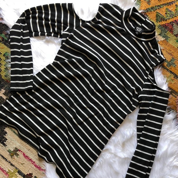 bobeau Tops - Bobeau || Striped Long Sleeve Cold Shoulder Top L